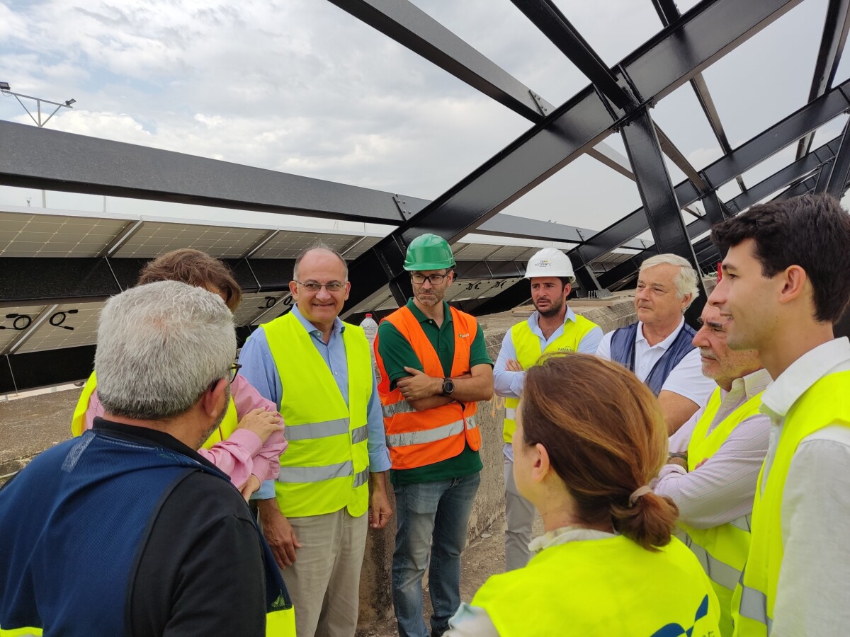 Joan Calabuig visita las obras de la planta fotovoltaica del Puerto de Valencia